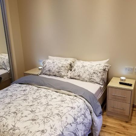 London Luxury Apartment 4 Bedroom Sleeps 12 People With 4 Bathrooms 1 Min Walk From Station Wanstead Dış mekan fotoğraf