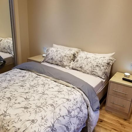 London Luxury Apartment 4 Bedroom Sleeps 12 People With 4 Bathrooms 1 Min Walk From Station Wanstead Dış mekan fotoğraf
