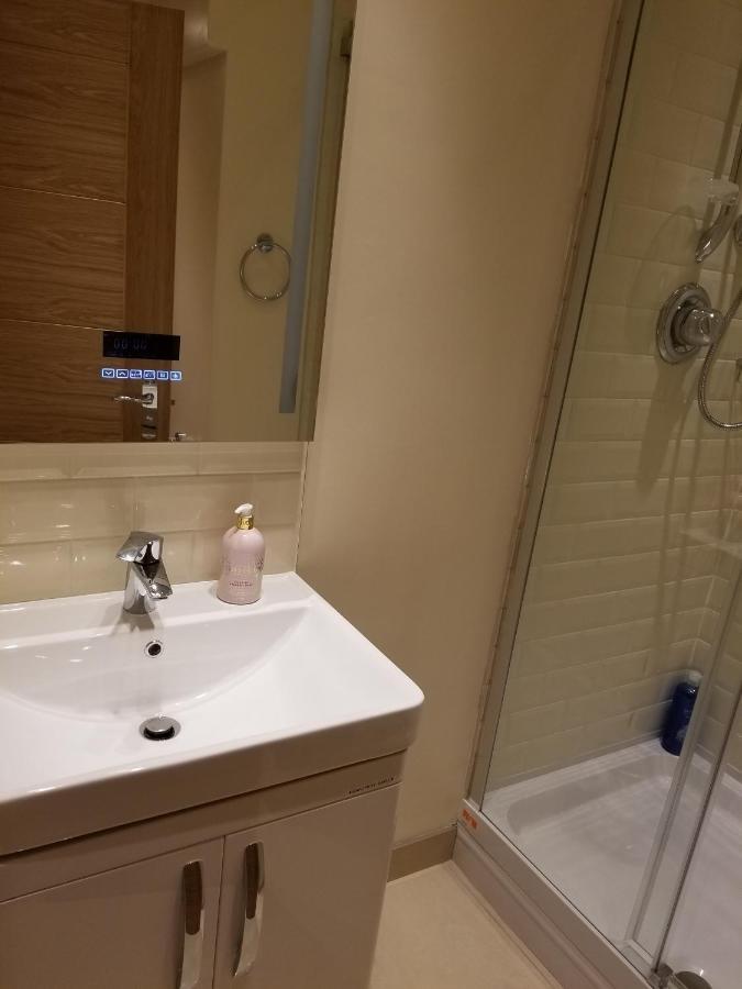 London Luxury Apartment 4 Bedroom Sleeps 12 People With 4 Bathrooms 1 Min Walk From Station Wanstead Dış mekan fotoğraf