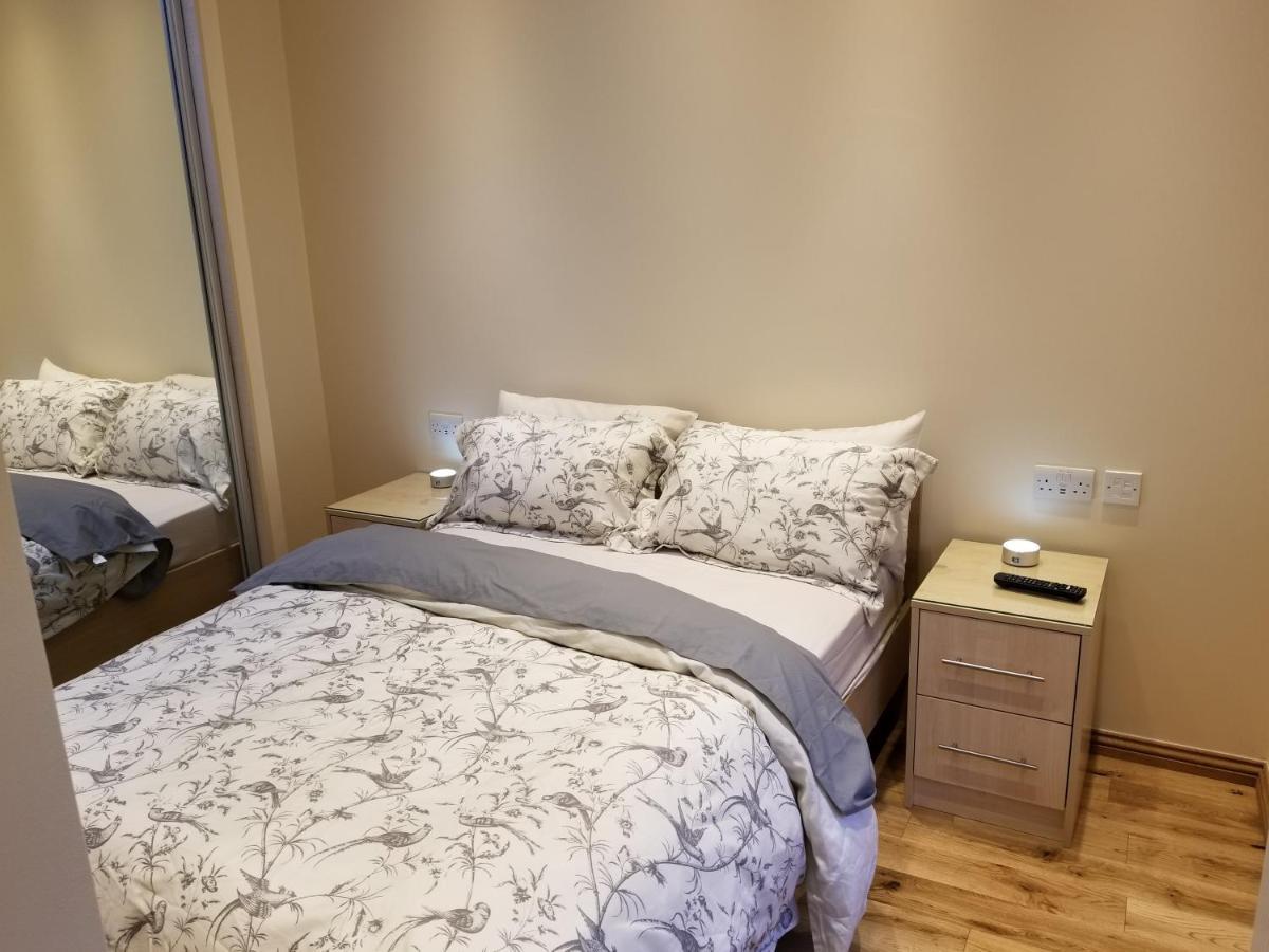 London Luxury Apartment 4 Bedroom Sleeps 12 People With 4 Bathrooms 1 Min Walk From Station Wanstead Dış mekan fotoğraf