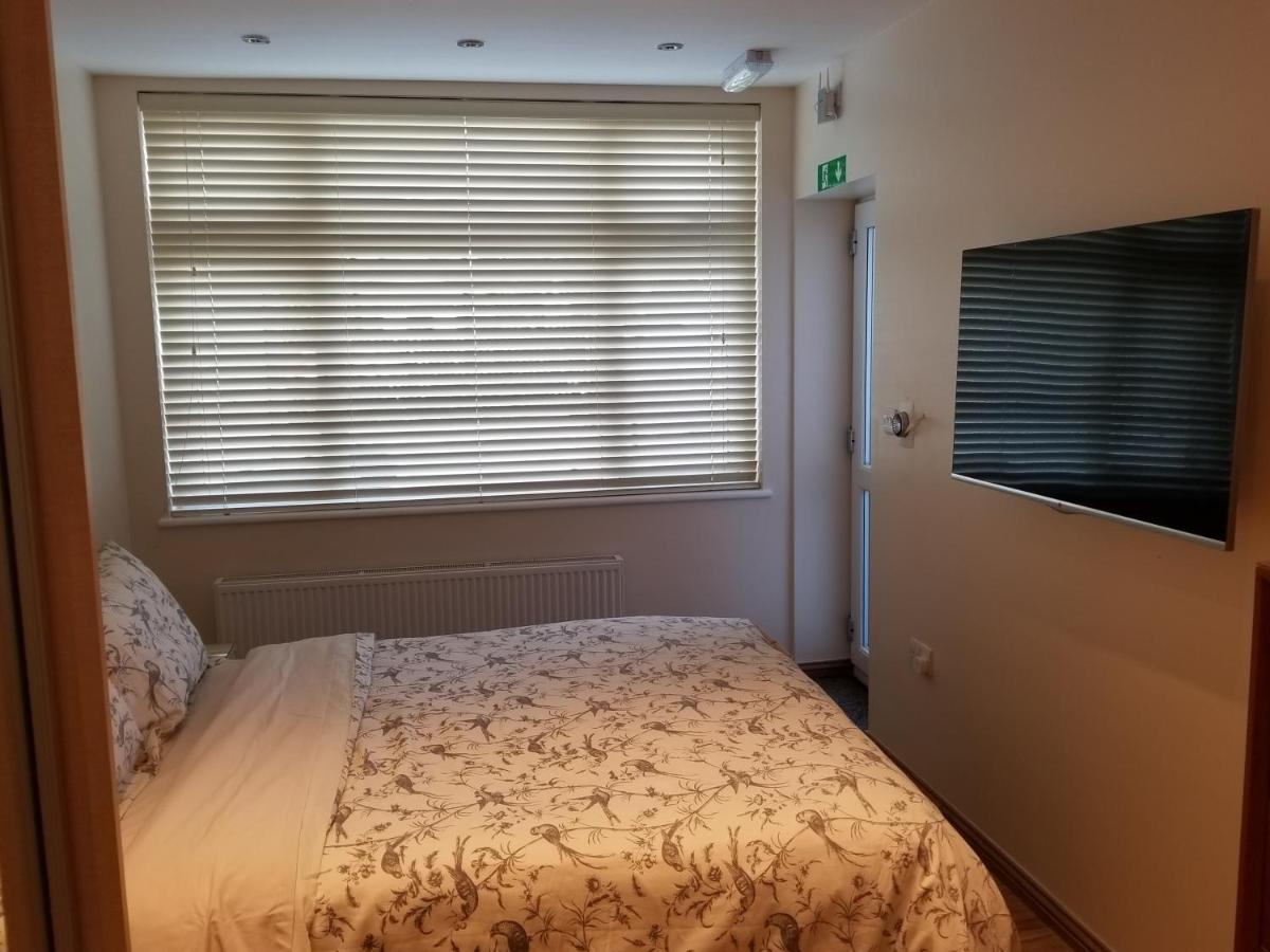 London Luxury Apartment 4 Bedroom Sleeps 12 People With 4 Bathrooms 1 Min Walk From Station Wanstead Dış mekan fotoğraf