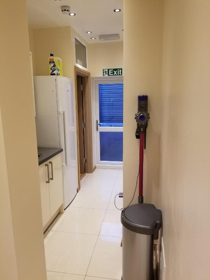 London Luxury Apartment 4 Bedroom Sleeps 12 People With 4 Bathrooms 1 Min Walk From Station Wanstead Dış mekan fotoğraf
