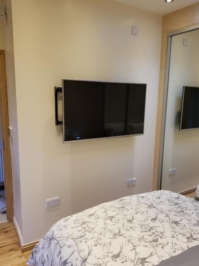 London Luxury Apartment 4 Bedroom Sleeps 12 People With 4 Bathrooms 1 Min Walk From Station Wanstead Dış mekan fotoğraf