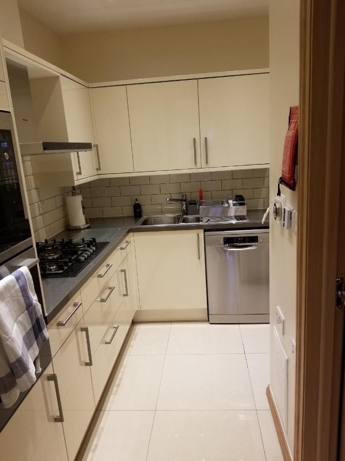 London Luxury Apartment 4 Bedroom Sleeps 12 People With 4 Bathrooms 1 Min Walk From Station Wanstead Dış mekan fotoğraf