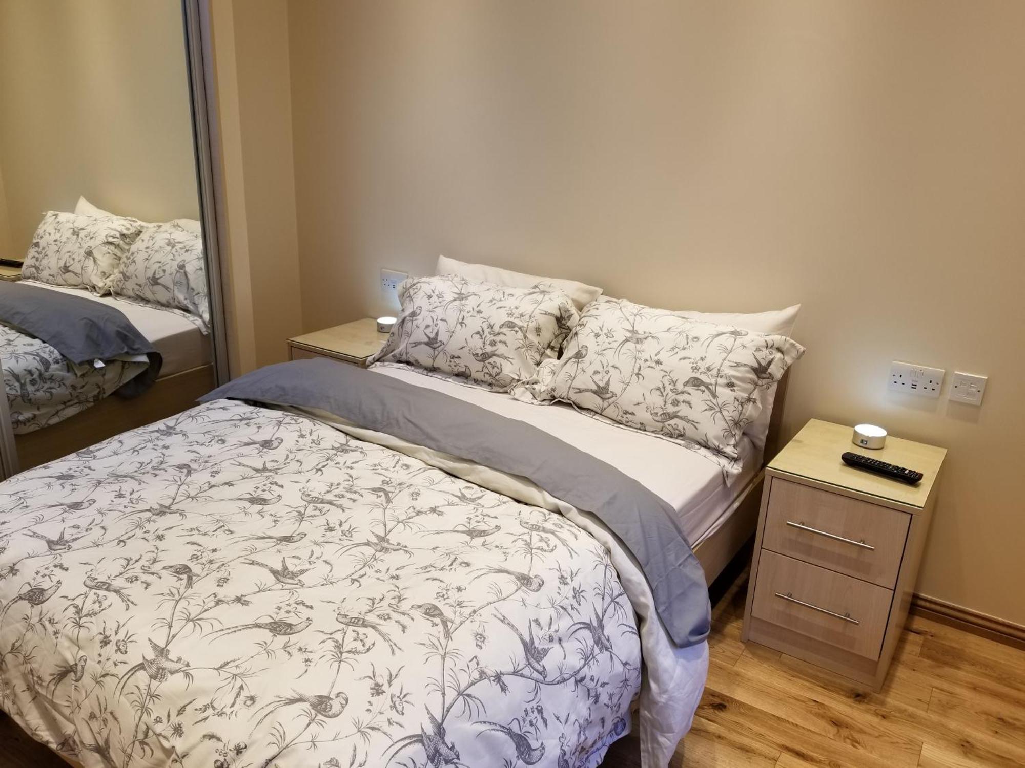 London Luxury Apartment 4 Bedroom Sleeps 12 People With 4 Bathrooms 1 Min Walk From Station Wanstead Dış mekan fotoğraf
